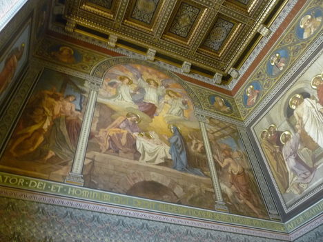 A Jézus Szíve kápolna, freskóit Lotz Károly festette.