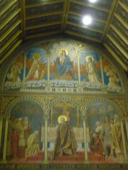 A magyar szentek legendájával díszített Mária-kápolna, falfestményeit Székely Bertalan festette