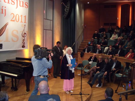 Vargáné Veiczi Irma artisjus díj átvétele 2011