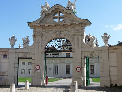 Az Alsó-Belvedere díszes bejárata