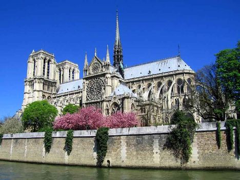 A Notre-Dame oldal nézetben