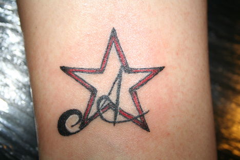 Tetoválás 7 Tetkó  csillag monogrammal