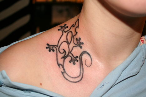 Tetoválás 9 Gekkó tetkó nyakon lánynak