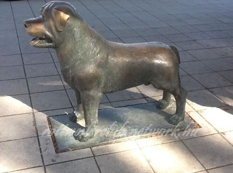 Rottweiler szobor