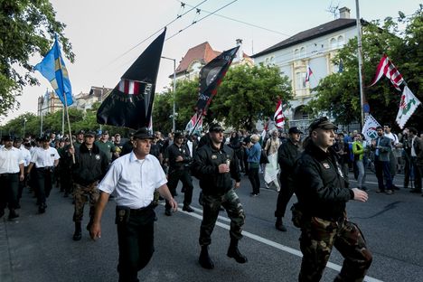 A Hatvannégy Vármegye Ifjúsági Mozgalom trianoni megemlékezésének résztvevői a szlovák nagykövetség előtt