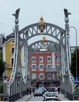 A híd egyik oldalán Ausztria, a másikon Németország