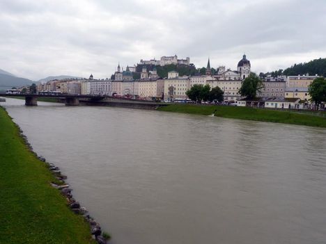 A vár látképe a Salzach folyóval