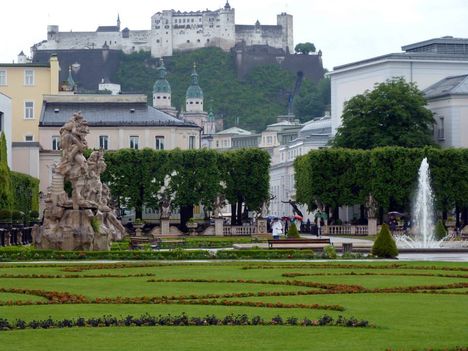 Salzburg, a vár és a Mirabell park egy részlete