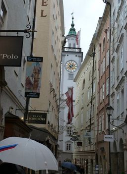 Salzburg, cégérek és a régi városháza épületen