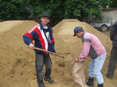 Árvízi védekezés Gönyűn 2013.06.05. délelőtt 1