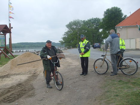 Árvízi védekezés Gönyűn 2013.06.05. délelőtt 12