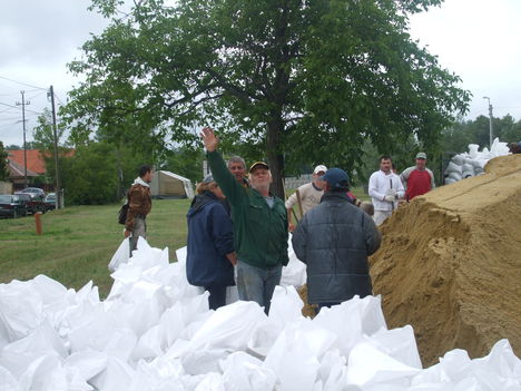 Árvízi védekezés Gönyűn 2013.06.05. délelőtt 14