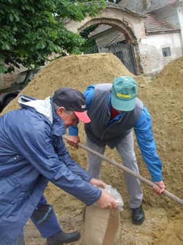 Árvízi védekezés Gönyűn 2013.06.05. délelőtt 14