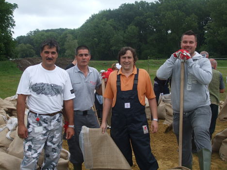 Árvízi védekezés Gönyűn 2013.06.05. délelőtt 15