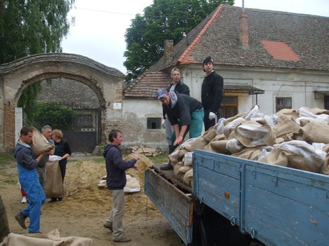 Árvízi védekezés Gönyűn 2013.06.05. délelőtt 16