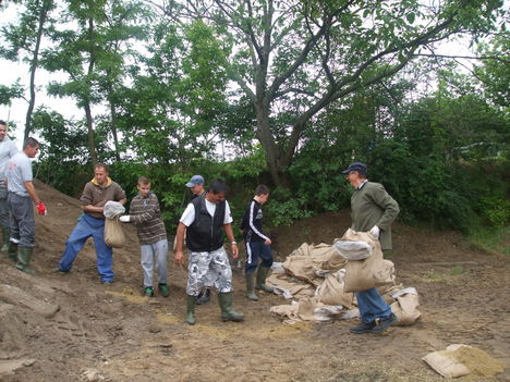 Árvízi védekezés Gönyűn 2013.06.05. délelőtt 17