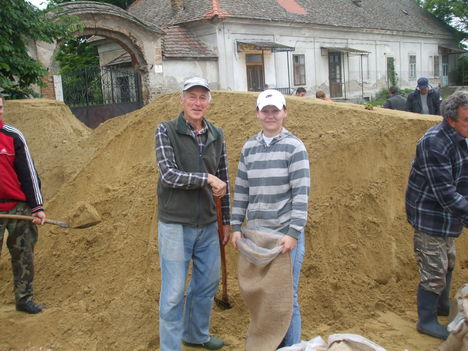 Árvízi védekezés Gönyűn 2013.06.05. délelőtt 18