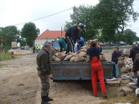 Árvízi védekezés Gönyűn 2013.06.05. délelőtt 19