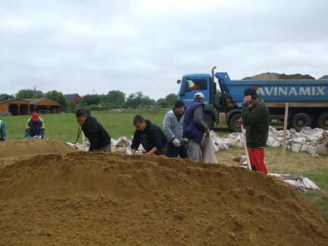 Árvízi védekezés Gönyűn 2013.06.05. délelőtt 2