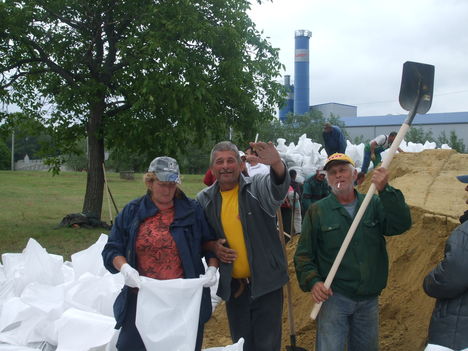 Árvízi védekezés Gönyűn 2013.06.05. délelőtt 2