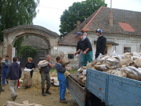 Árvízi védekezés Gönyűn 2013.06.05. délelőtt 22