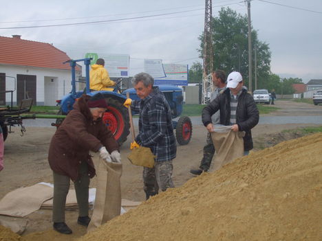 Árvízi védekezés Gönyűn 2013.06.05. délelőtt 22