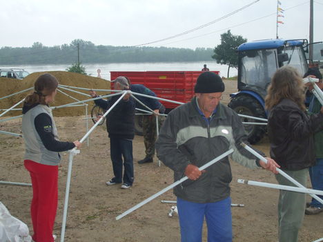 Árvízi védekezés Gönyűn 2013.06.05. délelőtt 23