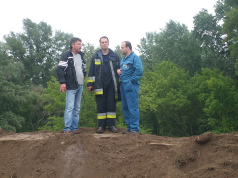 Árvízi védekezés Gönyűn 2013.06.05. délelőtt 28