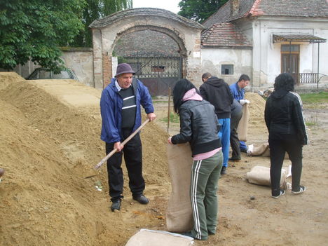 Árvízi védekezés Gönyűn 2013.06.05. délelőtt 2