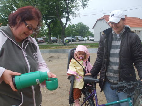 Árvízi védekezés Gönyűn 2013.06.05. délelőtt 33