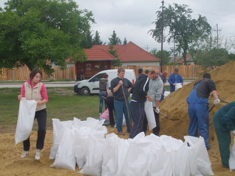 Árvízi védekezés Gönyűn 2013.06.05. délelőtt 33