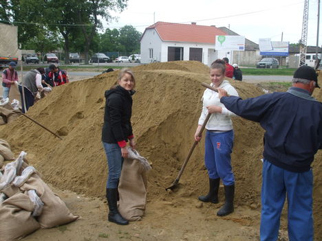 Árvízi védekezés Gönyűn 2013.06.05. délelőtt 38