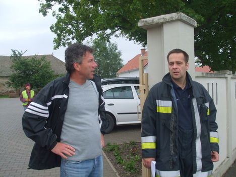 Árvízi védekezés Gönyűn 2013.06.05. délelőtt 3