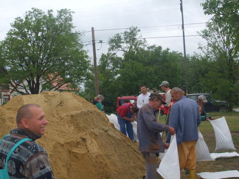 Árvízi védekezés Gönyűn 2013.06.05. délelőtt 4