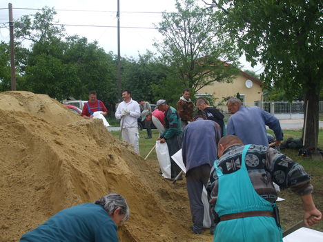 Árvízi védekezés Gönyűn 2013.06.05. délelőtt 40