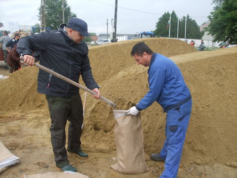 Árvízi védekezés Gönyűn 2013.06.05. délelőtt 42