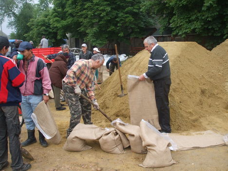 Árvízi védekezés Gönyűn 2013.06.05. délelőtt 43