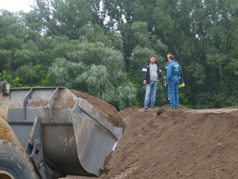 Árvízi védekezés Gönyűn 2013.06.05. délelőtt 45