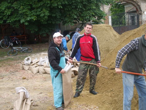 Árvízi védekezés Gönyűn 2013.06.05. délelőtt 8