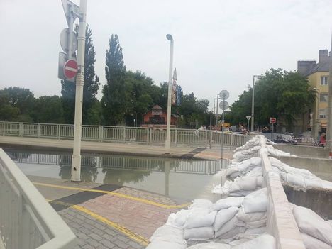 A víz a Petőfi hídon 2013. jún. 7. dél körül