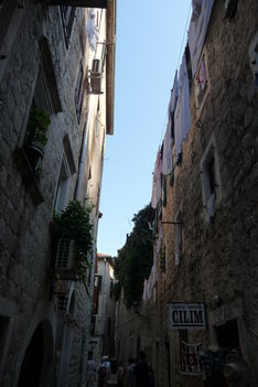 szűk utca Kotorban