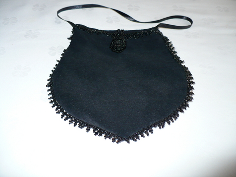 Fekete bársony táska gyöngy diszítéssel