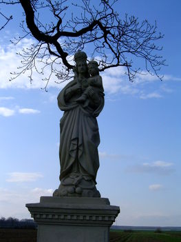 Mária szobor a falu végen