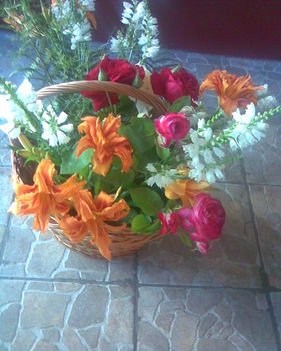 Hálával szeretném megköszöni nektek,és most fogadjátok tőlem a virágcsokrot.Szeretettel.Mária.