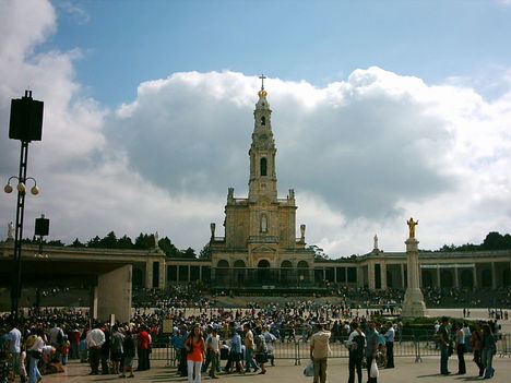 800px-Santuário_de_Fátima