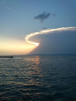 Balatoni naplemente találkozása egy viharfelhővel