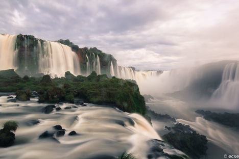 "Bársonyos" finomságú kép az Iguacuról