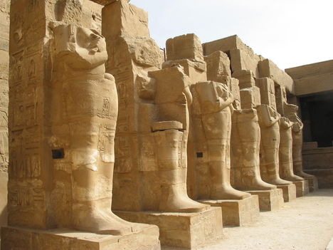 III.Ramszesz templomának szobrai
