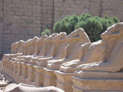 Karnaki templom "főbejáratának" szfinxsora
