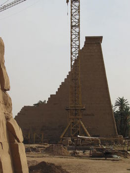Pülon rekonstrukció Karnakban